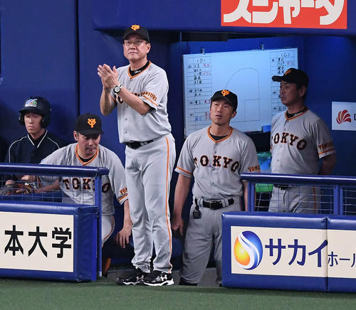 中日対巨人　8回裏中日無死一塁、アルモンテに左越え2点本塁打を浴びた後、ナインを鼓舞する原監督（中央）（撮影・鈴木みどり）
