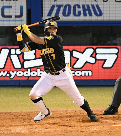 ヤクルト対阪神　3回表阪神2死、糸井は右前打を放つ（撮影・滝沢徹郎）