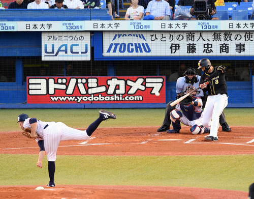 ヤクルト対阪神　1回表阪神1死一、二塁、大山は右適時二塁打を放ち先制する。投手ブキャナン（撮影・滝沢徹郎）