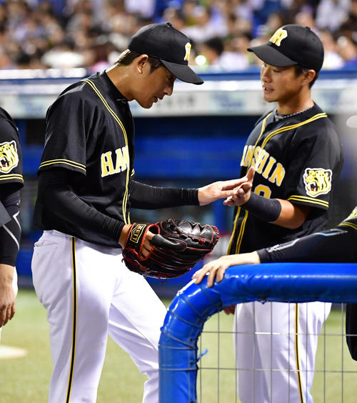 8回に登板し3者凡退に抑える能見篤史（左）、右は木浪聖也（撮影・清水貴仁）