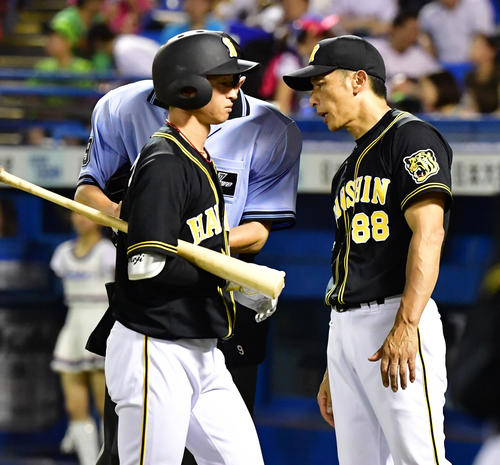 ヤクルト対阪神　7回裏ヤクルト、選手交代を告げる矢野監督、左は三振の近本（撮影・清水貴仁）
