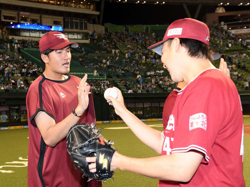 今季2勝目を挙げた楽天弓削は、青山からウイニングボールを受け取る（撮影・たえ見朱実）