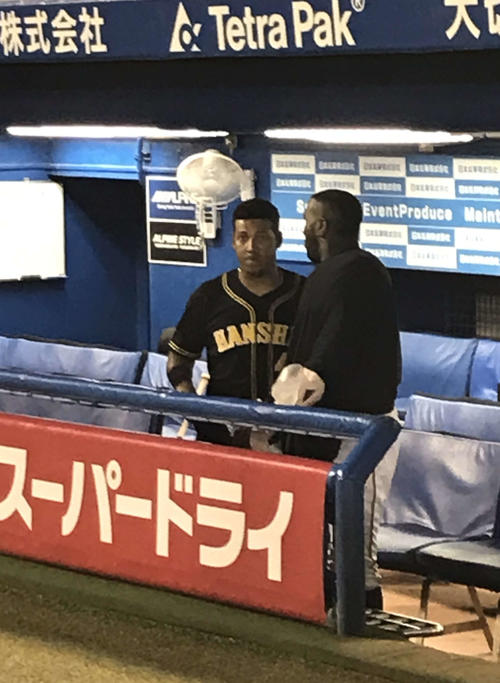 ソラーテ（左）は敗戦後、ガルシアと話し込んでベンチに居残る（撮影・真柴健）