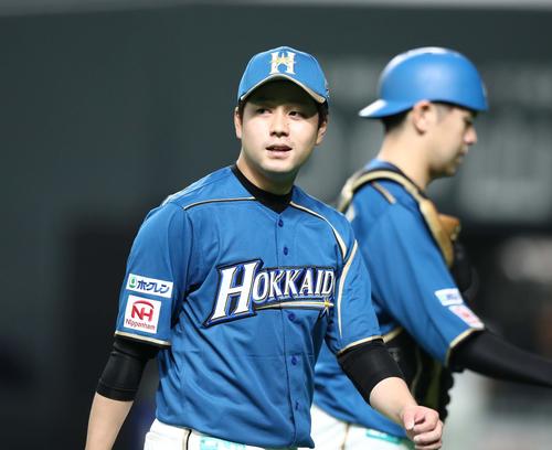 日本ハム対オリックス　1回表、打者を3人で抑え笑顔で引き揚げる堀（撮影・黒川智章）