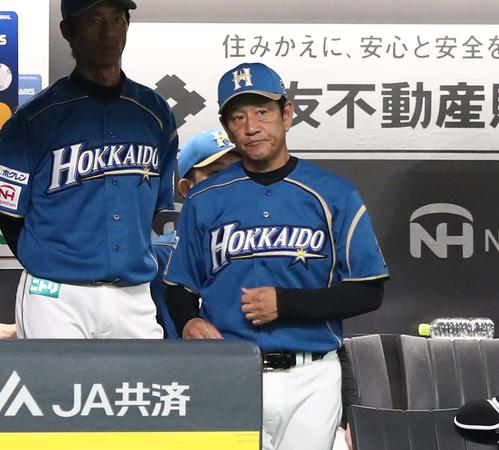 日本ハム対オリックス　ベンチで渋い表情の栗山監督（撮影・黒川智章）
