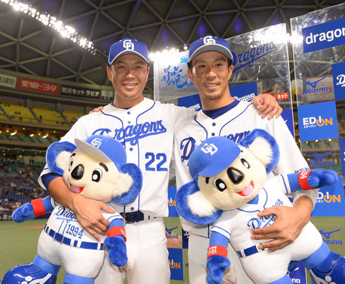 中日対巨人　ヒーローインタビューのお立ち台でポーズを決める大野雄大(左)と福田永将（撮影・森本幸一）