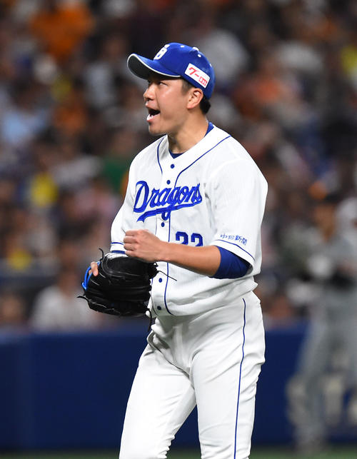 中日対巨人　6回表巨人2死一、三塁、若林を遊撃ゴロに打ち取り拳を握りほえる大野雄大（撮影・森本幸一）