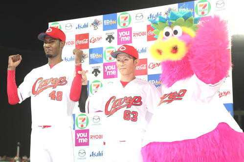 ヒーローになったアドゥワと西川はお立ち台でガッツポーズ（撮影・梅根麻紀）