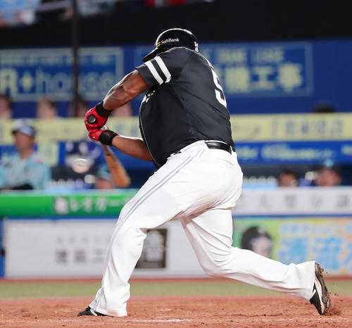 ロッテ対ソフトバンク　8回表ソフトバンク2死、デスパイネは右越えに同点本塁打を放つ（撮影・丹羽敏通）