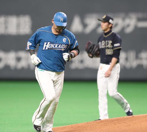 日本ハム対オリックス　6回裏日本ハム1死、田嶋（右）に二飛にとられる中田（撮影・黒川智章）