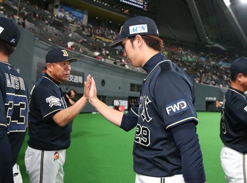 日本ハム対オリックス　試合後、西村監督に出迎えられる田嶋（撮影・黒川智章）