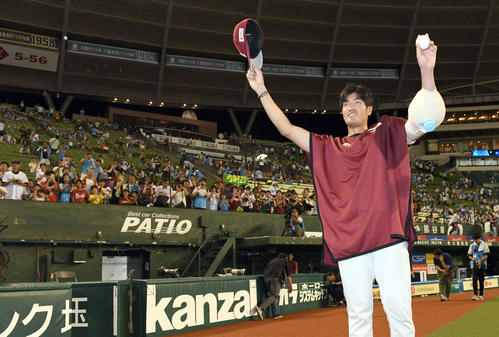西武対楽天　今季2勝目を飾りファンの声援に応える楽天弓削（撮影・たえ見朱実）