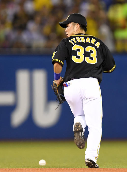 ヤクルト対阪神　6回裏ヤクルト2死一、二塁、広岡の打球を後逸する糸原（撮影・横山健太）