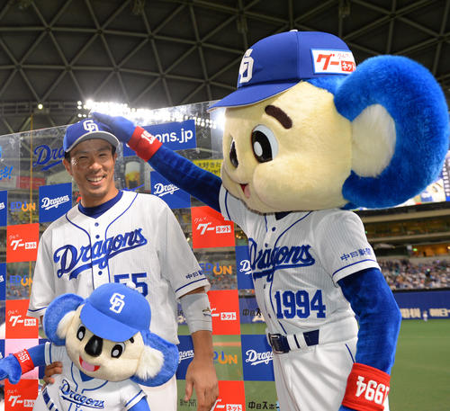 中日対巨人　試合終了、お立ち台でドアラから祝福を受ける福田（撮影・森本幸一）