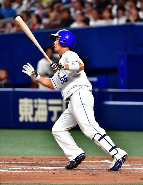 中日対巨人　6回裏中日2死、福田は中越えにこの日2本目となるソロ本塁打を放つ（撮影・小沢裕）