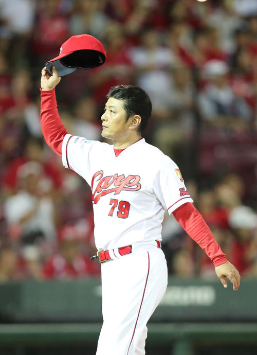DeNAに勝利しファンにあいさつする緒方孝一監督（撮影・梅根麻紀）