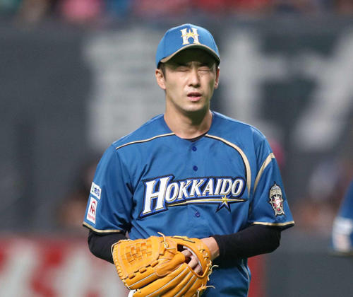 日本ハム対オリックス　4回表に4失点し顔をしかめる斎藤（撮影・黒川智章）