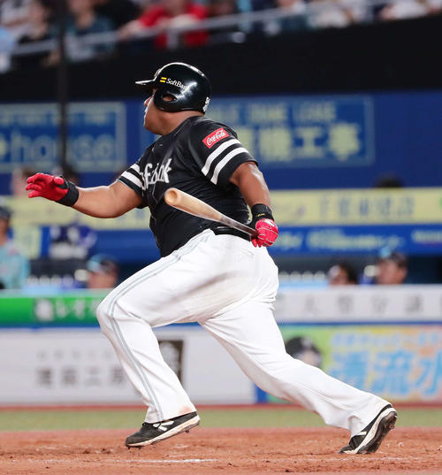 ロッテ対ソフトバンク　8回表ソフトバンク2死、デスパイネは右越えに同点本塁打を放つ（撮影・丹羽敏通）