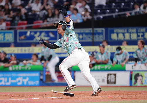 ロッテ対ソフトバンク　11回裏ロッテ1死一塁、清田はサヨナラ本塁打を放つ（撮影・丹羽敏通）