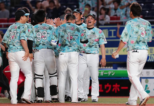 ロッテ対ソフトバンク　11回裏ロッテ1死一塁、サヨナラ本塁打を放った清田らナインを大喜びで迎えるロッテの井口監督（撮影・丹羽敏通）
