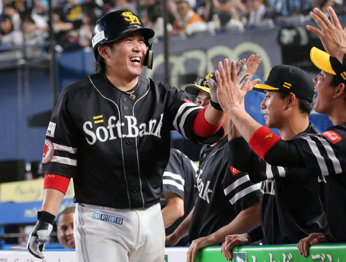 2回、甲斐は同点本塁打を放ちナインの祝福を受ける（撮影・丹羽敏通）
