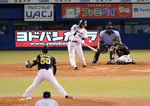 ヤクルト対阪神　4回裏ヤクルト1死一、三塁、村上は勝ち越しの右越え3点本塁打を放つ。投手青柳（撮影・滝沢徹郎）