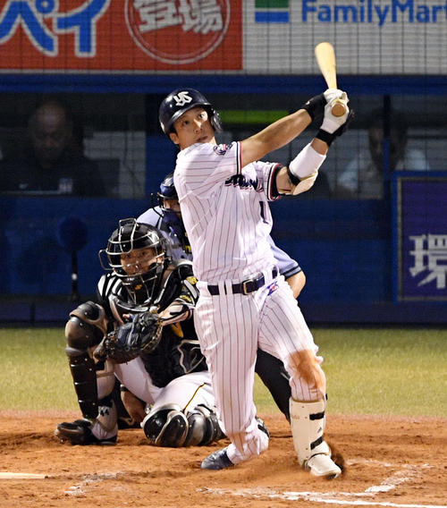 ヤクルト対阪神　8回裏ヤクルト2死二、三塁、山田哲は左越え3点本塁打を放つ（撮影・滝沢徹郎）