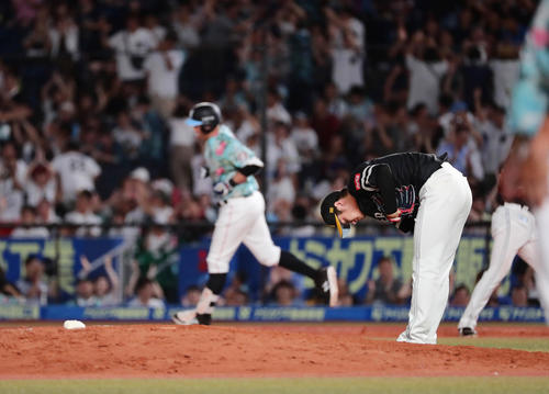 ロッテ対ソフトバンク　8回裏ロッテ1死一塁、レアードに勝ち越しの2点本塁打を打たれて、がっくりする甲斐野（撮影・丹羽敏通）