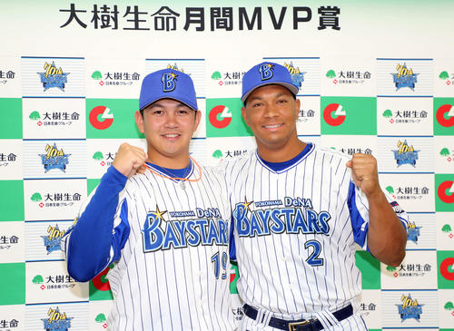 大樹生命月間MVPを受賞し笑顔でガッツポーズするDeNA山崎康晃（左）とロペス（撮影・鈴木正人）