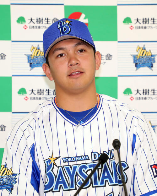 大樹生命月間MVPを受賞し質問に答える山崎（撮影・鈴木正人）
