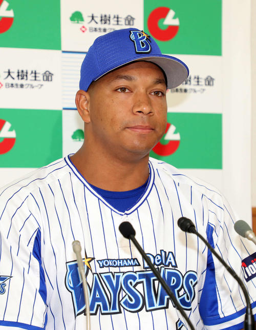 大樹生命月間MVPを受賞し質問に答えるロペス（撮影・鈴木正人）