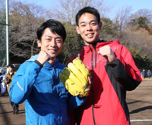 神奈川県横須賀市大津町で行われたスポーツ交流会で対戦し、笑顔でガッツポーズの小泉進次郎衆議院議員（左）と西武秋山翔吾（2017年12月23日）