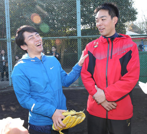地元神奈川県横須賀市大津町で行われたスポーツ交流会で対戦し談笑する小泉進次郎衆議院議員（左）と西武秋山翔吾（2017年12月23日）