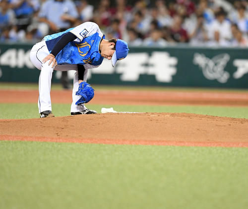 6日の西武対楽天　2回表、足を気にする西武の今井（撮影・たえ見朱実）