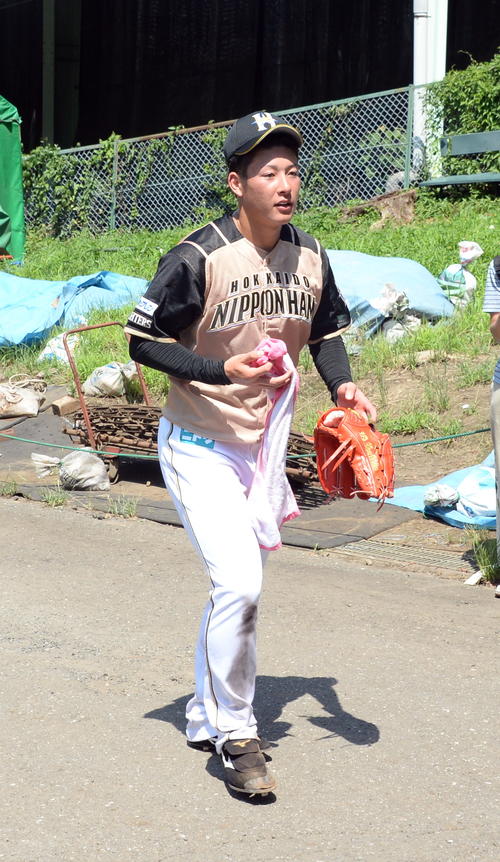 イースタンリーグ西武対日本ハム　日本ハム吉田輝は1回に危険球退場処分となり、ベンチを出てロッカーへ向かう（撮影・鈴木正章）