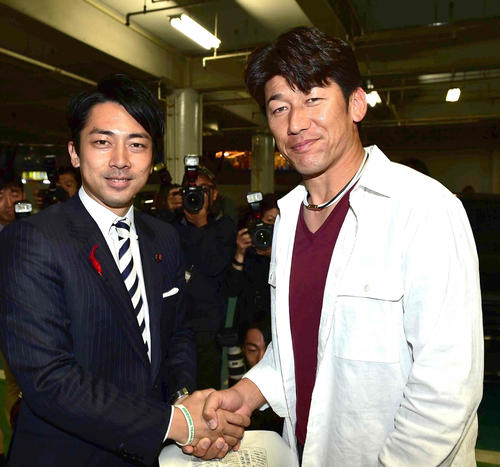 所用で訪れた小泉進次郎衆院議員（左）はDeNA三浦と握手を交わす（2015年10月1日）