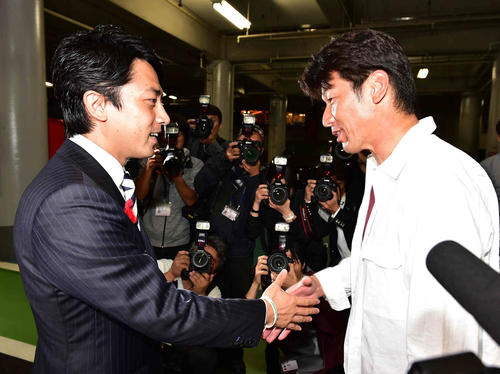 所用で訪れた小泉進次郎衆院議員（左）はDeNA三浦とあいさつする（2015年10月1日）