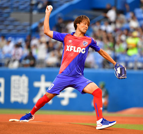 ヤクルト対阪神　始球式を行うFC東京キャプテン東慶悟（撮影・清水貴仁）