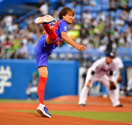 ヤクルト対阪神　始球式を行うFC東京キャプテン東慶悟（撮影・清水貴仁）