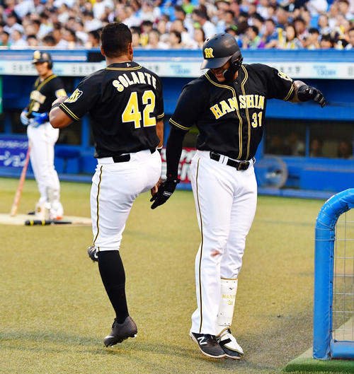 ヤクルト対阪神　2回表阪神1死、左越え先制本塁打を放ちヤンハービス・ソラーテ（左）とタッチを交わすジェフリー・マルテ（撮影・清水貴仁）