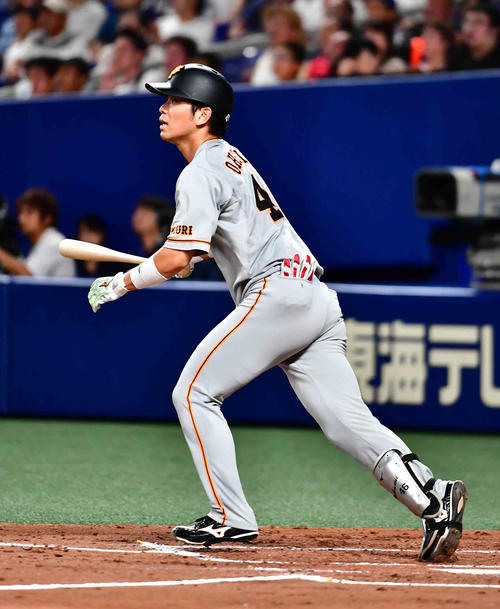 中日対巨人　4回表巨人1死一、三塁、大城は先制の中犠飛を放つ（撮影・小沢裕）