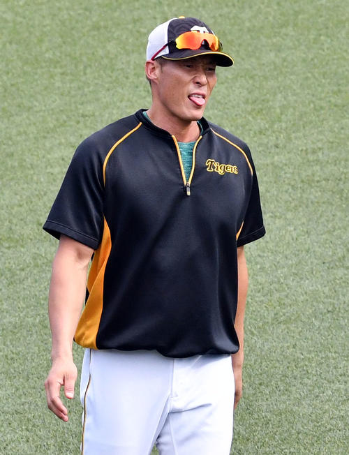 ヤクルト対阪神　試合前練習で舌を出す阪神糸井（撮影・滝沢徹郎）