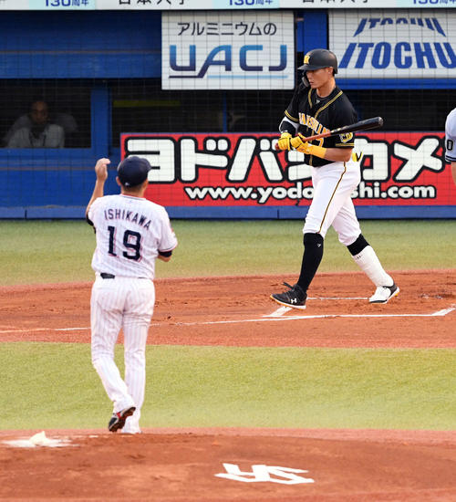 ヤクルト対阪神　1回表阪神2死、糸井は四球を選びチャンスを広げる。投手石川（撮影・滝沢徹郎）
