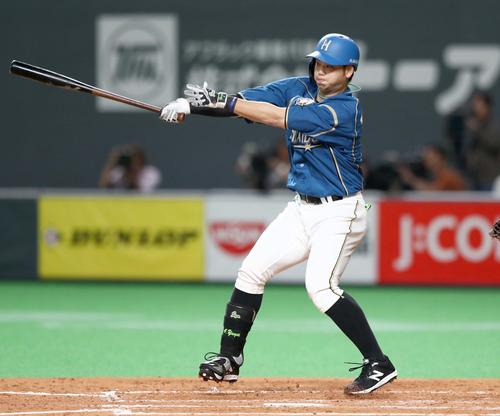 日本ハム対オリックス　2回裏日本ハム2死一、二塁、中前適時打を放つ谷口（撮影・黒川智章）