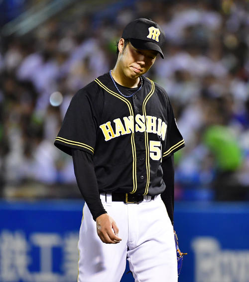 ヤクルト対阪神　4回、ヤクルト打線に捕まりこの回3点本塁打をふくむ4失点にがっくりする青柳晃洋（撮影・清水貴仁）