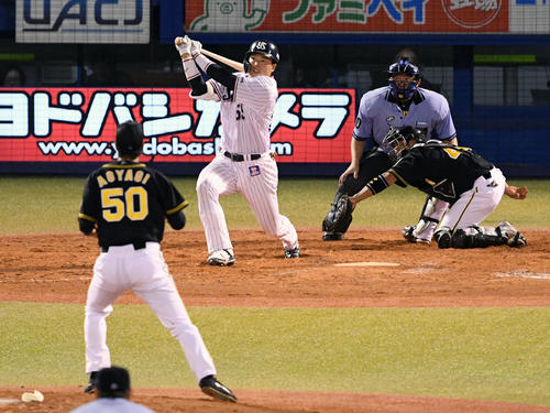 ヤクルト対阪神　4回裏ヤクルト1死一、三塁、村上は勝ち越しの右越え3点本塁打を放つ。投手青柳（撮影・滝沢徹郎）