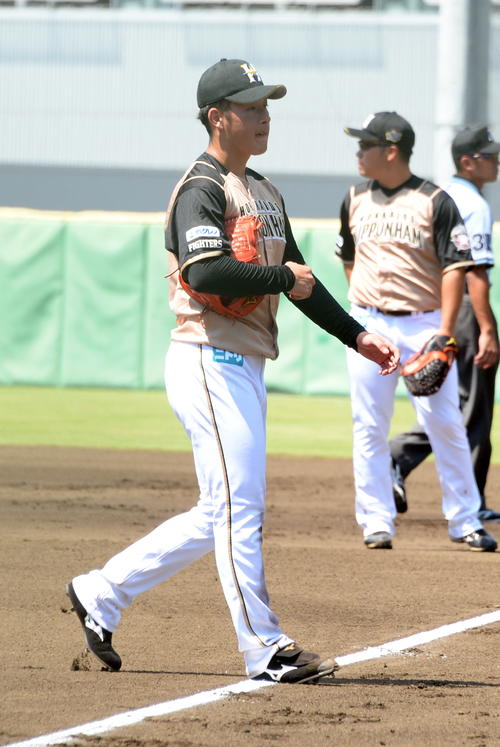 イースタンリーグ西武対日本ハム　日本ハム吉田輝は1回に危険球退場処分となる（撮影・鈴木正章）