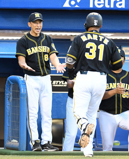 ヤクルト対阪神　2回表阪神1死、左越え本塁打を放ったマルテ（右）を笑顔で迎える矢野監督（撮影・横山健太）