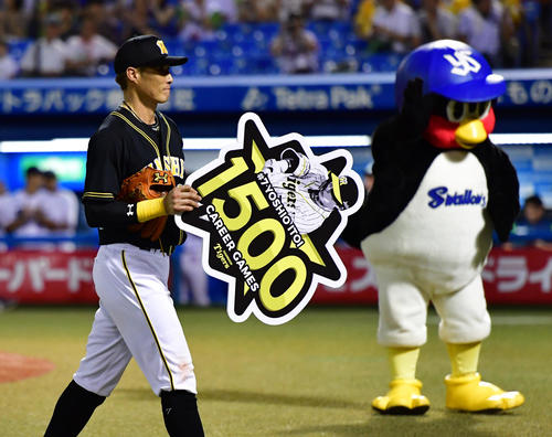 ヤクルト対阪神　通算1500試合出場を達成し記念のボードを掲げる糸井嘉男（撮影・清水貴仁）