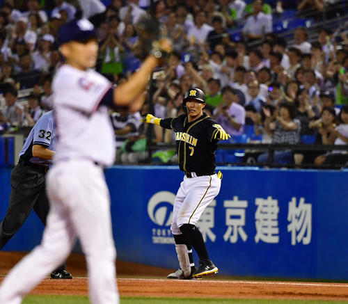 ヤクルト対阪神　6回表阪神2死二塁、糸井は際どいタイミングも二ゴロに倒れる（撮影・清水貴仁）